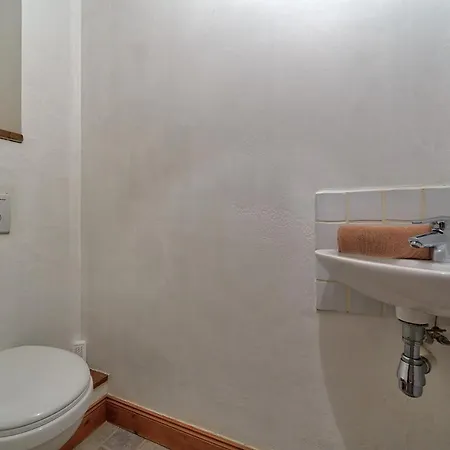 Burgundy: Vallet Apartment
